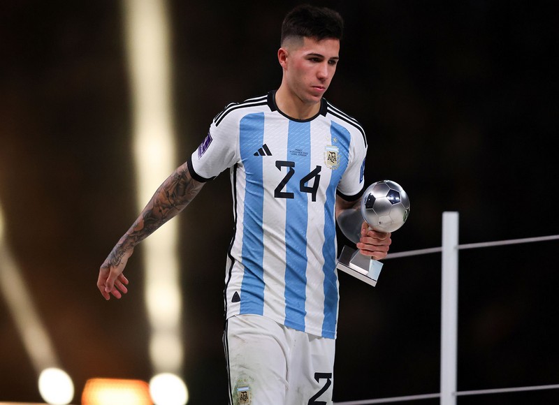 Enzo là một cầu thủ bóng đá chuyên nghiệp người Argentina